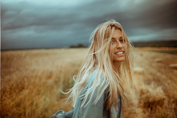 wheat coloured hair - sensuality walking women beautiful imagens e fotografias de stock