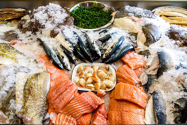 Fresh Seafood Displayed on Ice Fresh seafood displayed on ice in a local restaurant at Southwold Harbour, UK southwold stock pictures, royalty-free photos & images