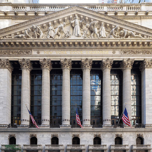 der new york stock exchange - wall street new york stock exchange american flag manhattan financial district stock-fotos und bilder