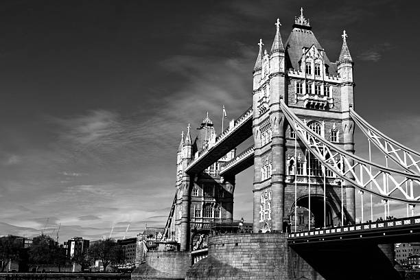 tower bridge - local landmark international landmark middle ages tower of london imagens e fotografias de stock