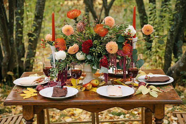 秋の庭園でお祝いのランチ。 - bouquet flower autumn vase ストックフォトと画像