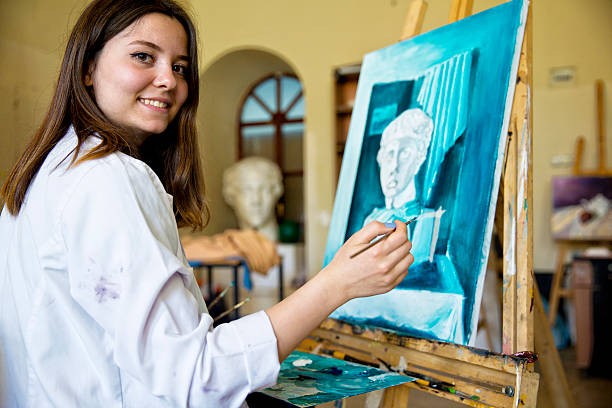 pintura de arte alunos - women artist painting easel imagens e fotografias de stock