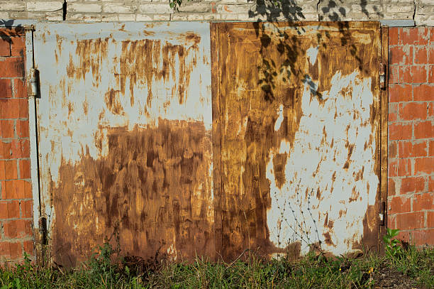 istock Garage building with rusty doors 610153538
