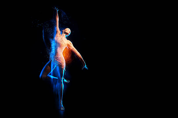 изобразительное искусство портрет красивой танцовщицы в синих блесток - contemporary ballet стоковые фото и изображения