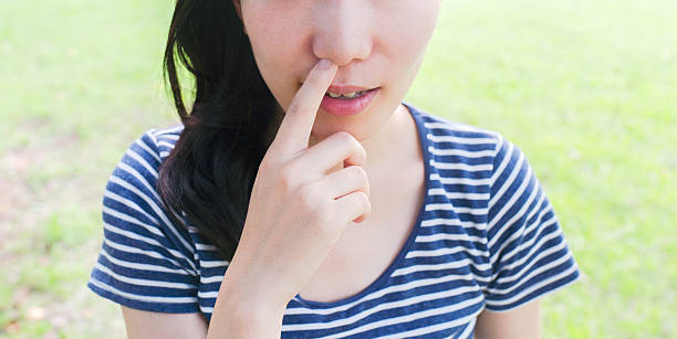 mujer que siente mal olor - picking nose fotografías e imágenes de stock