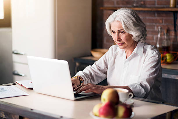 vecchia bella signora che usa il suo laptop - shock grandmother surprise senior adult foto e immagini stock