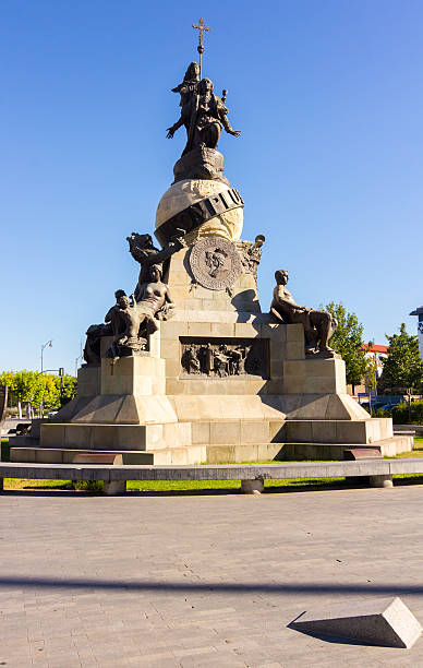 istock Statue monument to Columbus in Valladolid, Spain 610159306