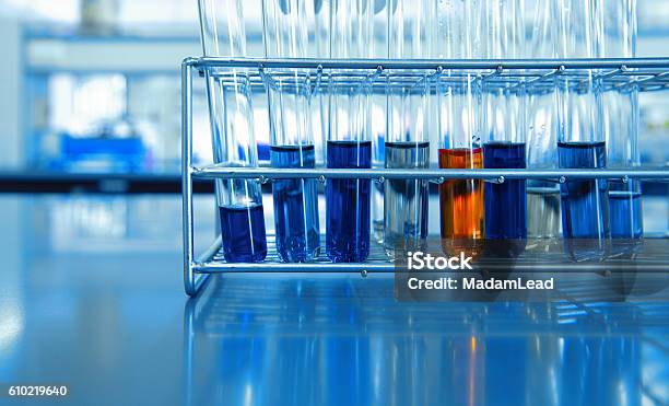 Foto de Solução Química Laranja E Azul Em Tubos De Teste Em Laboratório De Ciências e mais fotos de stock de Proveta