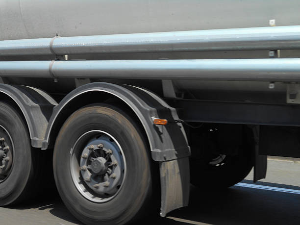 sorpasso di un semi-camion cisterna sull'autostrada - truck close up fuel tanker semi truck foto e immagini stock