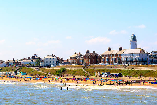 cabañas junto al mar y faro en southwold beach - english culture uk promenade british culture fotografías e imágenes de stock