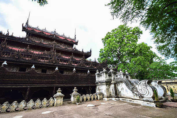 monasterio shwenandaw  - shwenandaw fotografías e imágenes de stock
