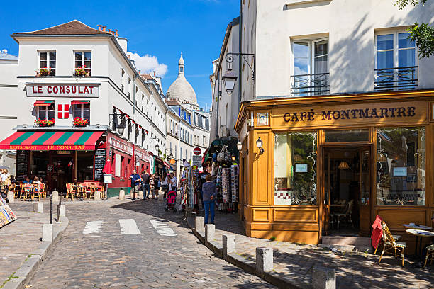 charmantes viertel montmartre mit traditionellen französischen cafés, paris, frankreich - paris france stock-fotos und bilder