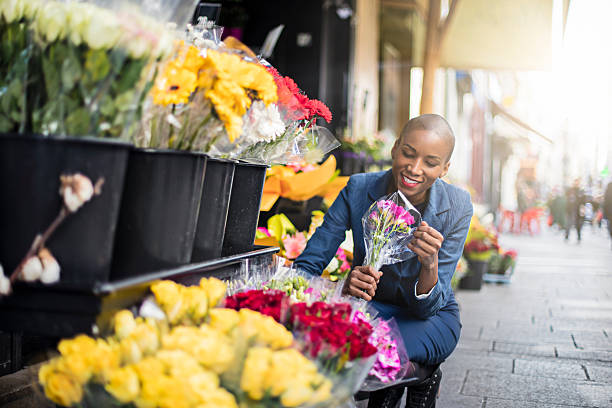 kobieta zakupy kwiaty na ulicach paryża - flower market zdjęcia i obrazy z banku zdjęć