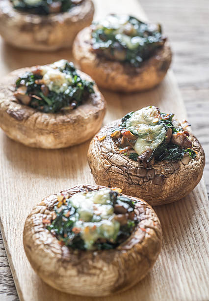 hongos horneados y relleno con queso y espinaca - baked mushrooms fotografías e imágenes de stock