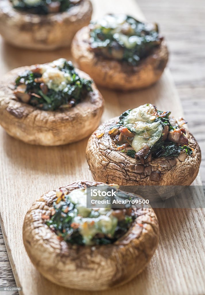 Cogumelos assados, recheados com espinafre e queijo - Foto de stock de Cogumelo Comestível royalty-free
