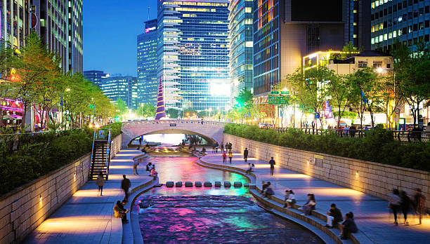 parque y puente del arroyo cheonggyechon de seúl por la noche - seúl fotografías e imágenes de stock