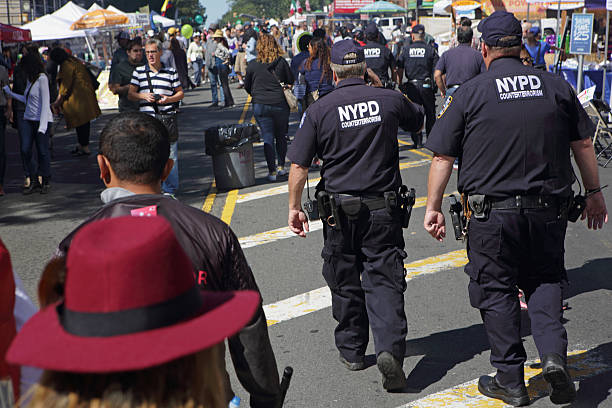 oficiales de contraterrosismo del nypd patrullan la feria de la calle atlantic antic en brooklyn - counter terrorism fotografías e imágenes de stock