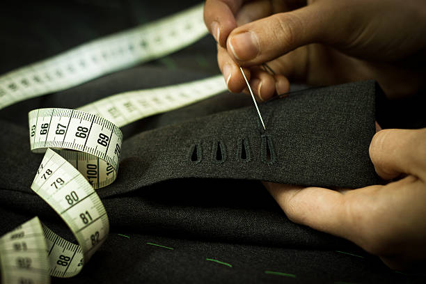 hombre usando una aguja tp coser una chaqueta - boutonniere fotografías e imágenes de stock