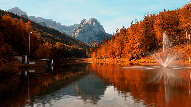 autunno a garmisch-partenkirchen, germania - zugspitze mountain lake autumn germany foto e immagini stock