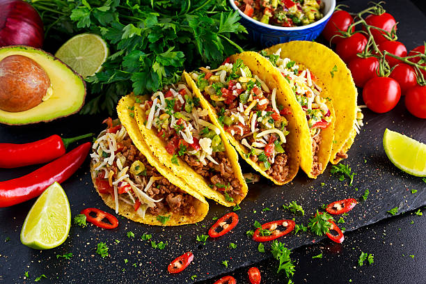 мексиканская еда - вкусные раковины тако с говяжьим фаршем и - concepts food lettuce bean стоковые фото и изображения