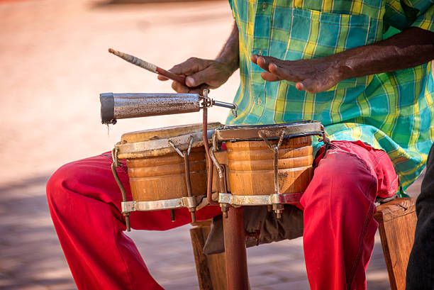 musicien de rue jouant de la batterie à trinidad, cuba - ethnic music photos et images de collection