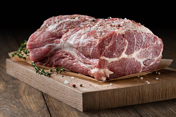 foto von rohem fleisch. schweinefleisch ausschnitt mit kräutern - veal raw meat pink stock-fotos und bilder