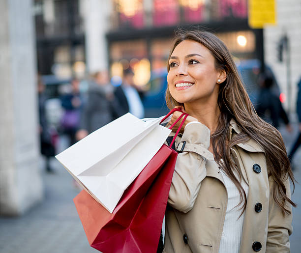 feliz mujer compras  - retail london england uk people fotografías e imágenes de stock