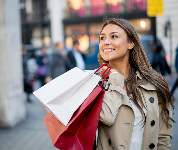szczęśliwa kobieta z zakupów  - christmas bag shopping bag gift zdjęcia i obrazy z banku zdjęć