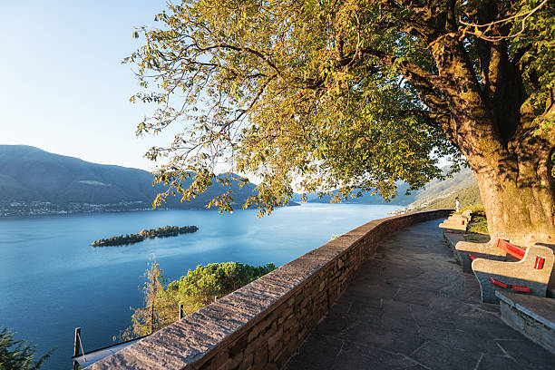 lac majeur en suisse avec l’île de brissago - locarno photos et images de collection