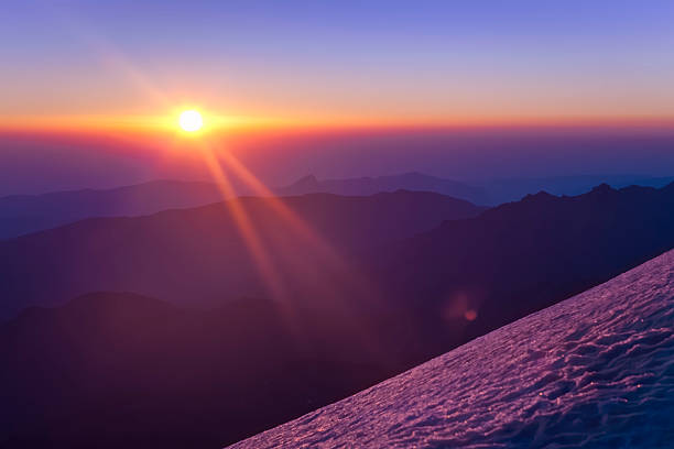 Nascer do sol em Elbrus - foto de acervo