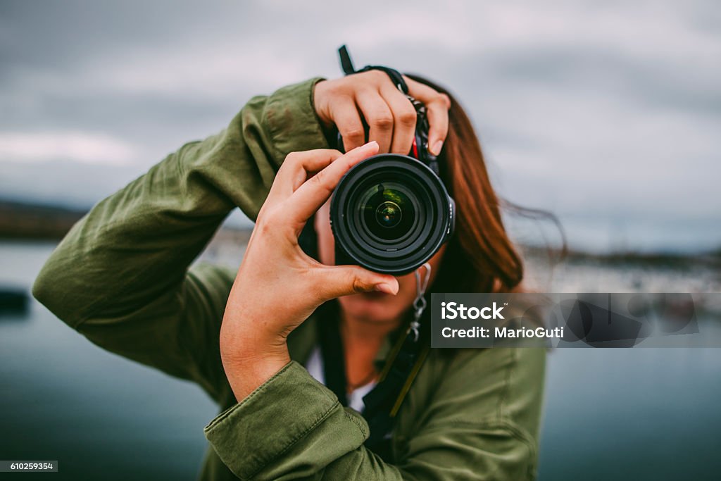 Mujer joven usando cámara RÉFLEX DIGITAL - Foto de stock de Fotógrafo libre de derechos