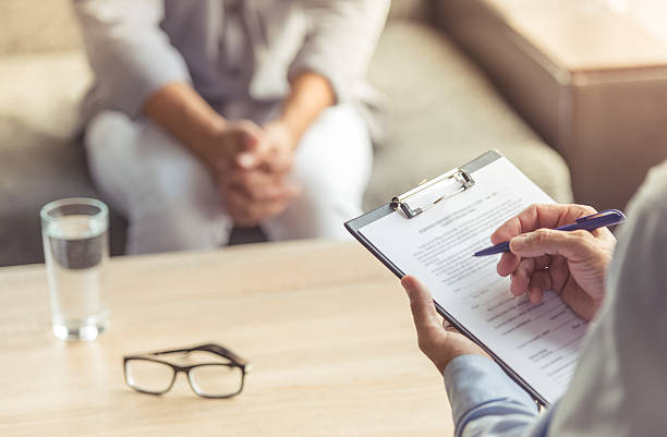 uomo al psicoterapeuta - condizione medica foto e immagini stock