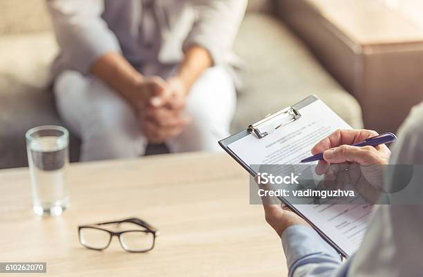 Man At The Psychotherapist Stockfoto en meer beelden van Geestelijke gezondheidszorg - Geestelijke gezondheidszorg, Therapie, Psychische aandoening