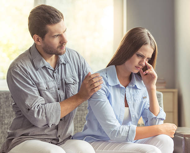 casal jovem quarreling - couple therapy alternative therapy relationship difficulties imagens e fotografias de stock