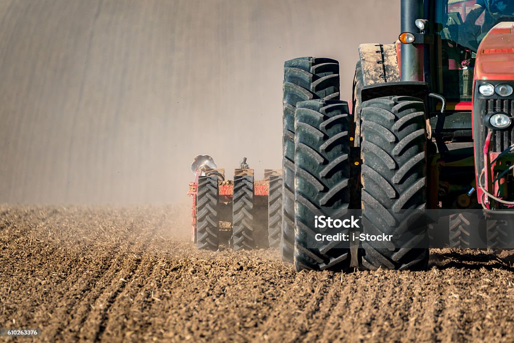 Traktorenfeldarbeiten - Lizenzfrei Traktor Stock-Foto