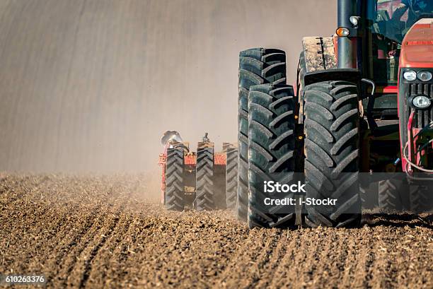 Traktorenfeldarbeiten Stockfoto und mehr Bilder von Traktor - Traktor, Landwirtschaft, Reifen