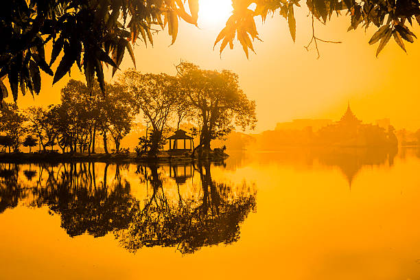 ヤンゴンミャンマー - shwedagon pagoda yangon sunset pagoda ストックフォトと画像