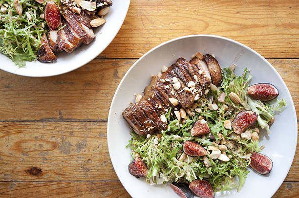 焼いたダックの胸肉のサラダ - duck breast ストックフォトと画像