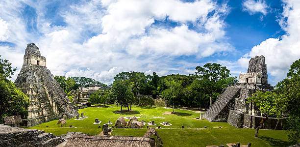 świątynie majów w parku narodowym tikal - gwatemala - mayan temple old ruin ancient zdjęcia i obrazy z banku zdjęć