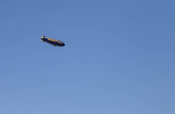 goodyear blimp survolant la rose parade 2016 à pasadena - goodyear blimp photos et images de collection