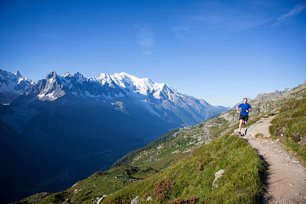 mâle courant le long d’un sentier de montagne - mont blanc massif photos et images de collection