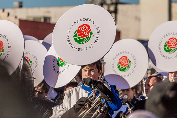 rose parade in pasadena ca marching band performing - flower parade imagens e fotografias de stock