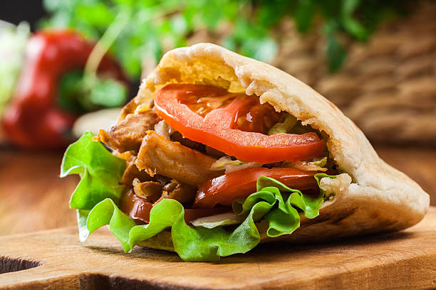 doner kebab - fried chicken meat with vegetables - 皮塔餅 個照片及圖片檔