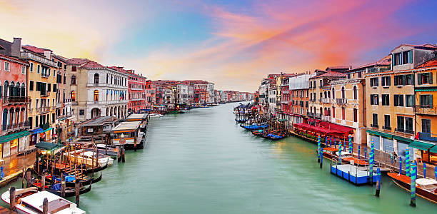 venedig grand canal gondeln, bei sonnenuntergang von der rialtobrücke - venice italy italy rialto bridge italian culture stock-fotos und bilder