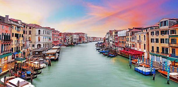 góndolas del gran canal de venecia, al atardecer desde el puente de rialto - venice italy rialto bridge italy gondola fotografías e imágenes de stock