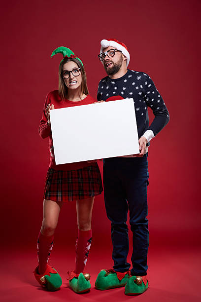 pancarta vacía y pareja joven - placard holding celebration women fotografías e imágenes de stock