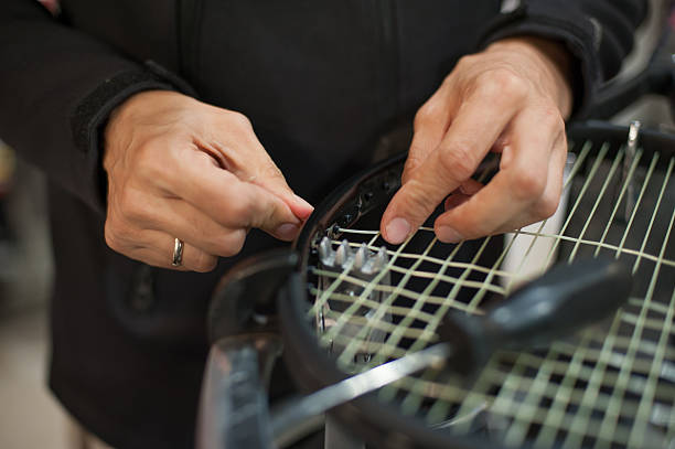 primo passo delle mani di corda del tennis che fanno il stringing della racchetta - racket tennis stringing restringing foto e immagini stock