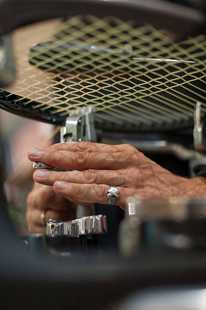 primo passo delle mani di corda del tennis che fanno il stringing della racchetta - racket tennis stringing restringing foto e immagini stock