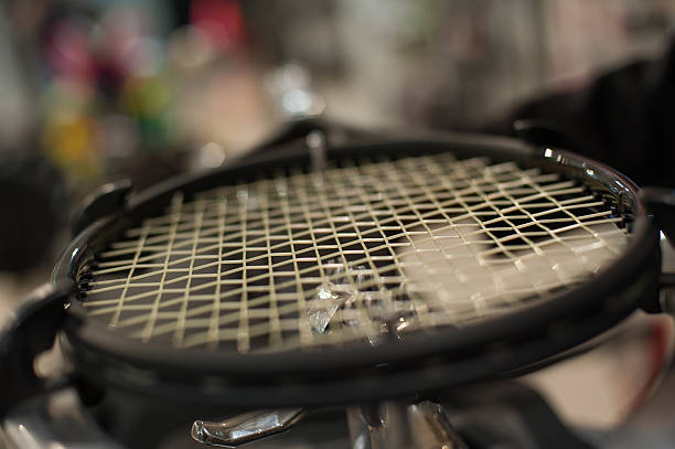 détail de la raquette de tennis dans la machine à corder - racket tennis stringing restringing photos et images de collection