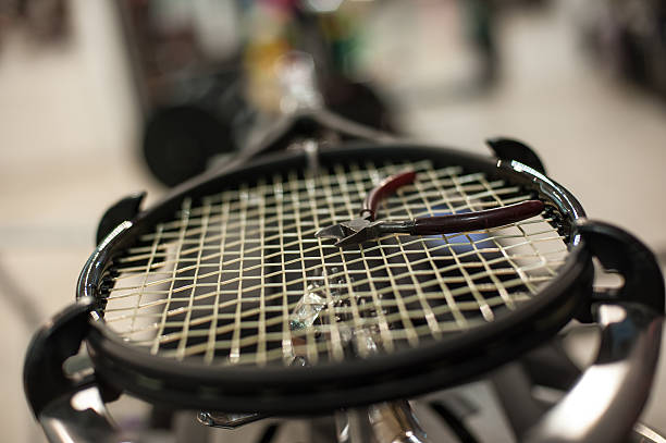 dettaglio della racchetta da tennis nella filatrice - racket tennis stringing restringing foto e immagini stock